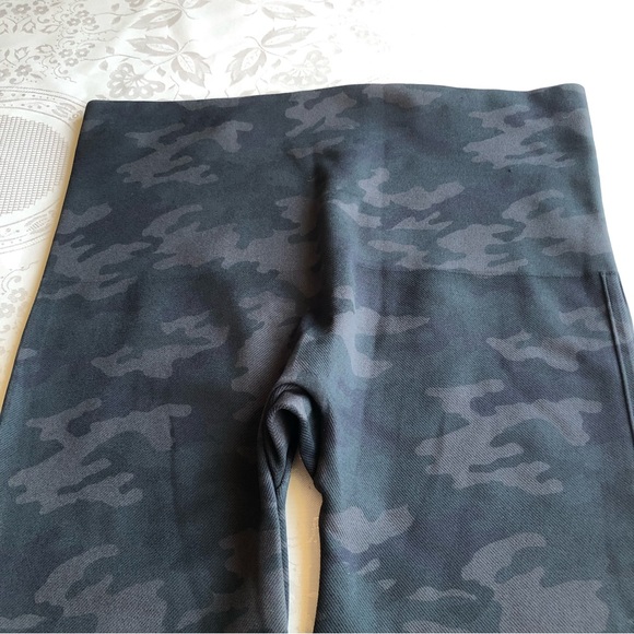Spanx Olive Green Camouflage Compression Leggings Women’s Size 1X/1TG Acticewear - Picture 15 of 16